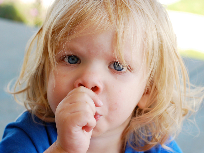 8 хороших способов отучить ребенка сосать палец (и четыре плохих)