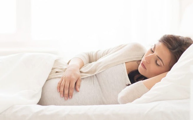 Ученые просят беременных не спать на правом боку