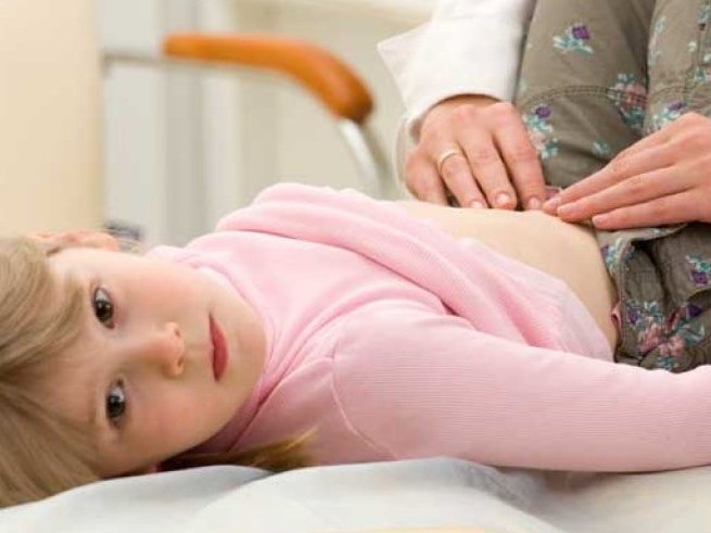 У ребенка болит живот в области пупка, справа, слева, боли в животе у ребенка – что делать?