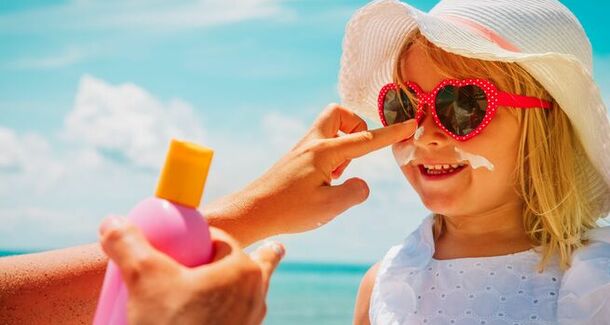 Как ухаживать за детской кожей летом: советы дерматологов и экспертов NAOS