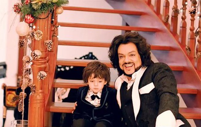 Филипп Киркоров снялся в новогодней фотосессии вместе с детьми