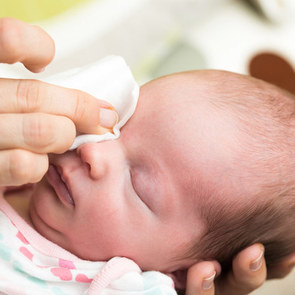 Почему у малыша гноятся глазки: объясняет эксперт