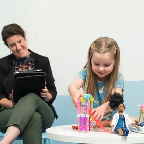 Игра в куклы побуждает детей говорить о мыслях и эмоциях других людей