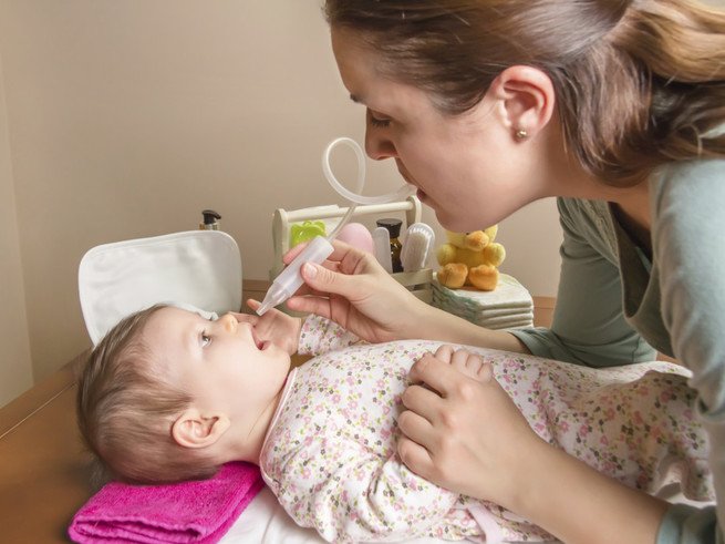 Как правильно чистить носик новорожденному