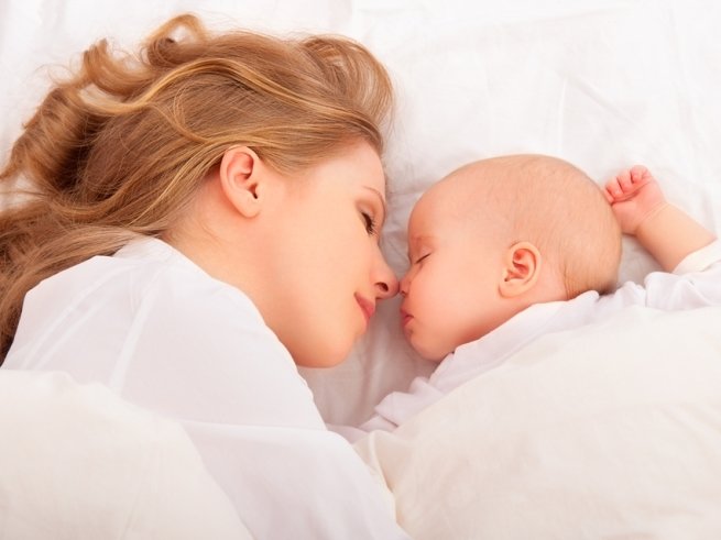 Совместный сон с ребёнком: правильно или нет?