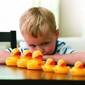 10 ранних признаков аутизма у ребёнка: как не пропустить