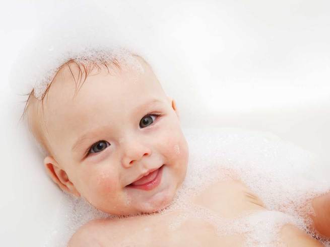 Первые купания малыша: основные правила и советы педиатров