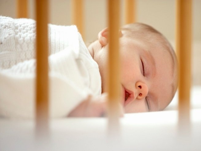 Как научить ребёнка спать в своей кроватке