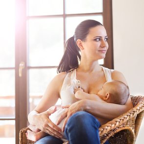 Что нужно знать маме о первых кормлениях малыша?