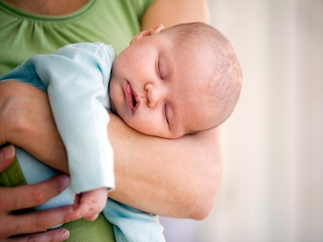 Ребёнок спит только на руках днём: как отучить?