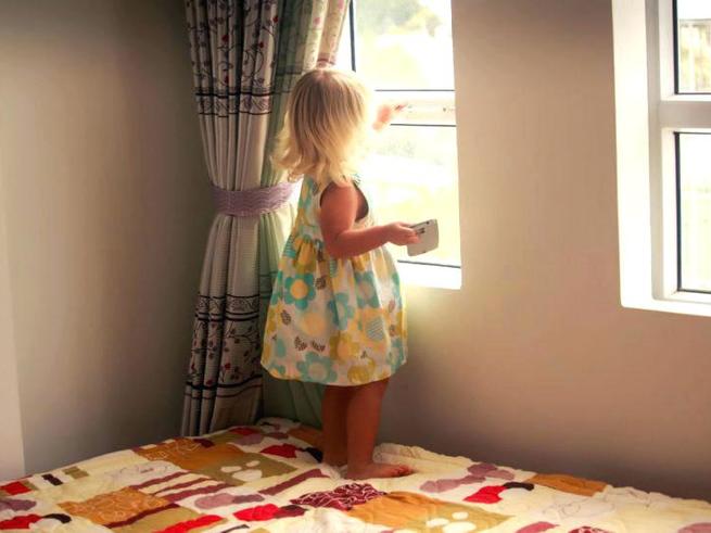 Ученые просят родителей не вешать дома шторы и жалюзи