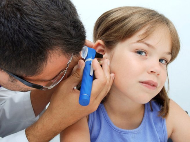 Что делать, если у ребёнка 7 лет болит ухо?
