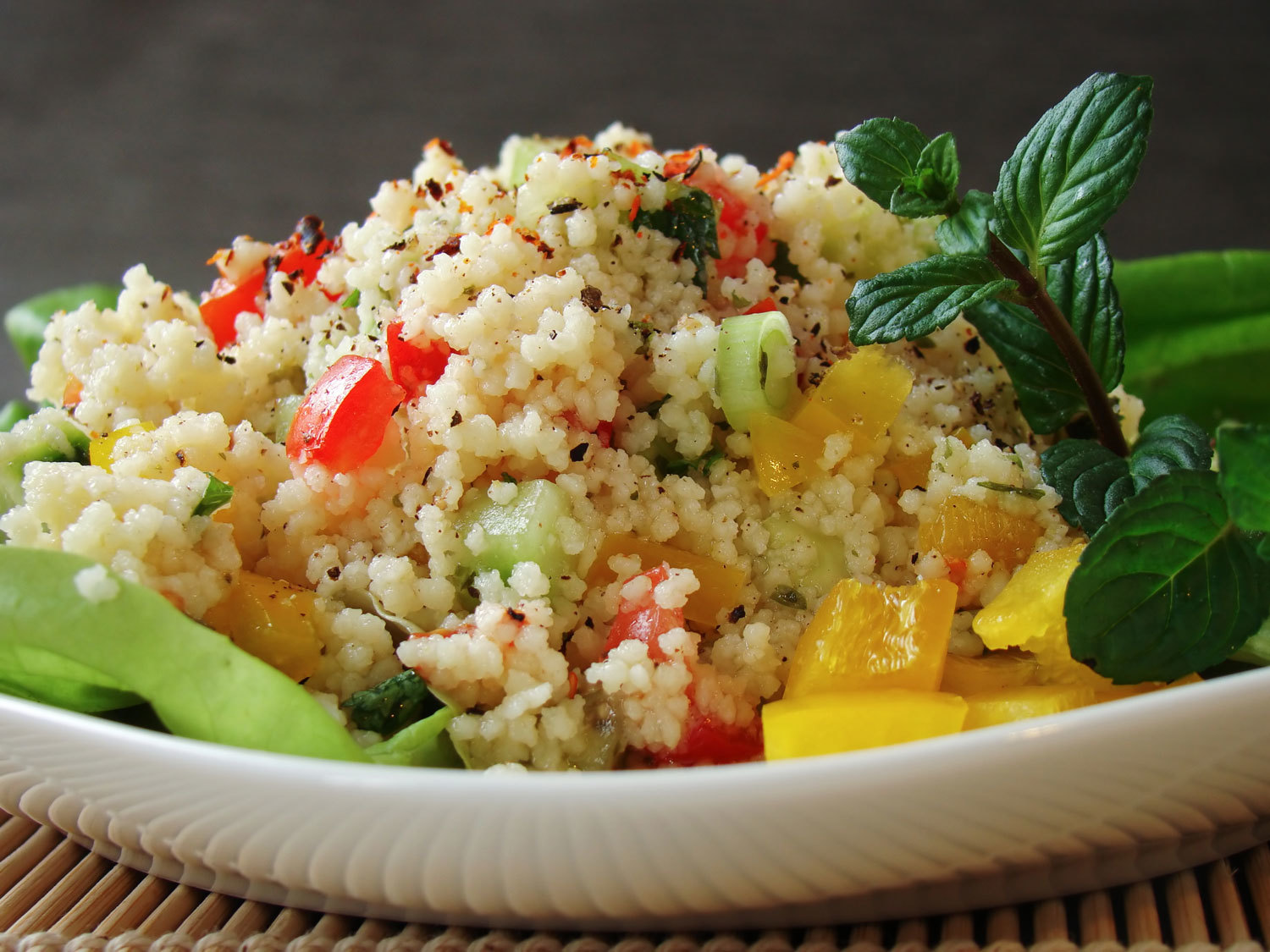 Салат с кускусом и помидорами