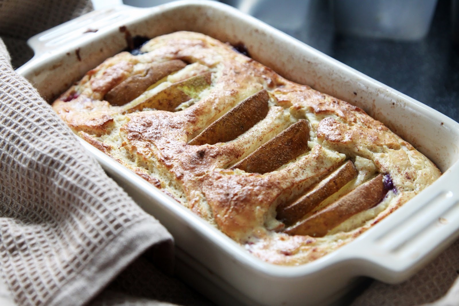 Творожная запеканка с яблоками и грушами в духовке